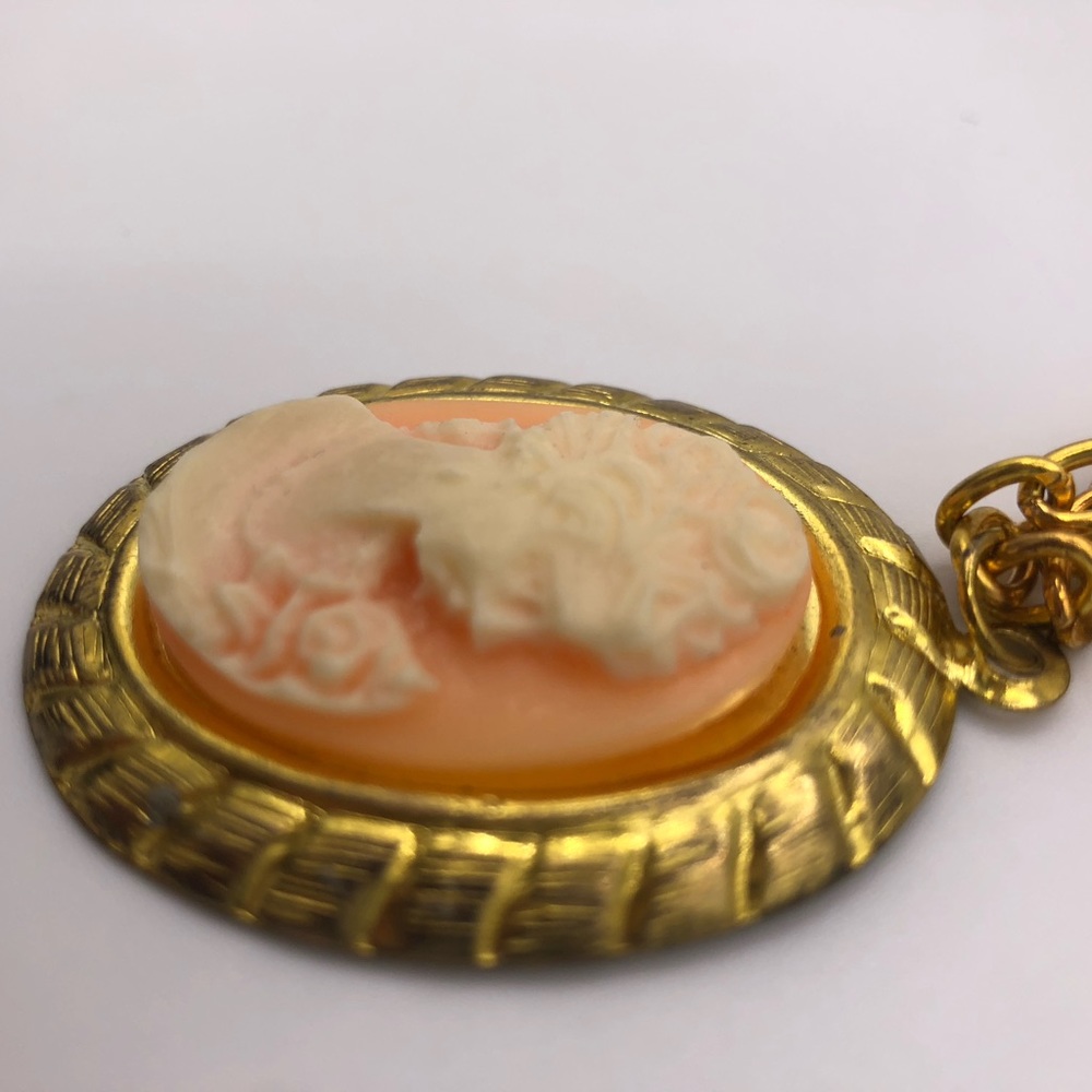 Vintage Cameo Pendant Necklace - Picture 5 of 7